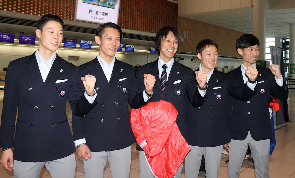 新千歳空港を出発したジャンプ男子チームの（左から）小林陵、竹内、葛西、小林潤、伊東