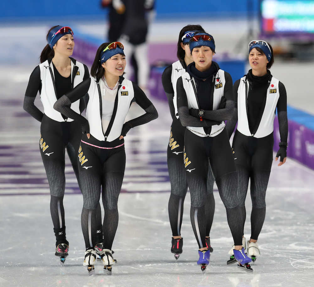 平昌五輪スピードスケート練習　氷上で話す（右から）高木菜、高木美、佐藤、菊池