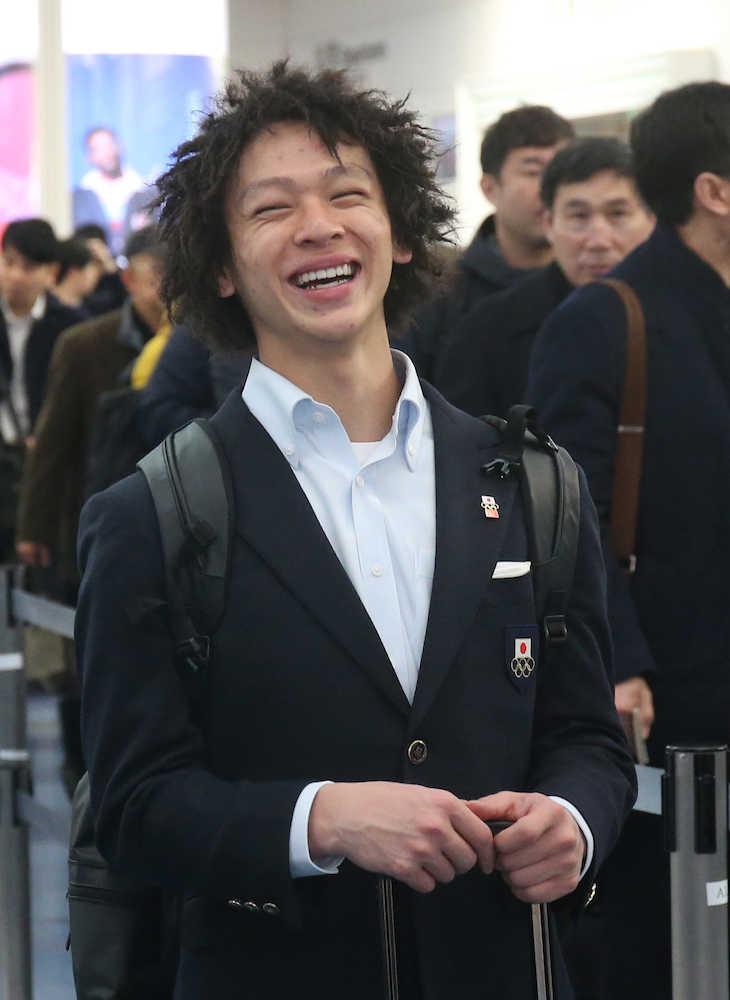 羽田空港で笑顔を見せる平野
