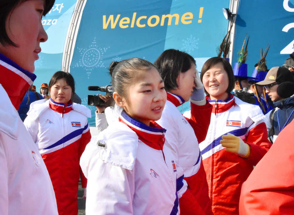 北朝鮮選手団の入村式に参加するフィギュアスケート・ペアのリョム・テオク選手（中央）