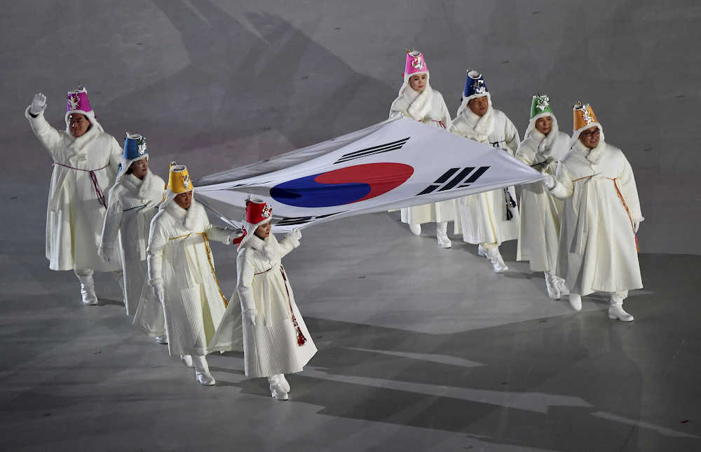 韓国の国旗を手に入場。巨人などで活躍した李スンヨプ選手、ゴルフの朴セリ選手の姿も