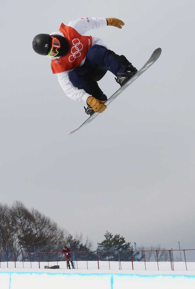 平昌冬季五輪・スノーボード男子ハーフパイプ公式練習でエアーを決める平野歩夢