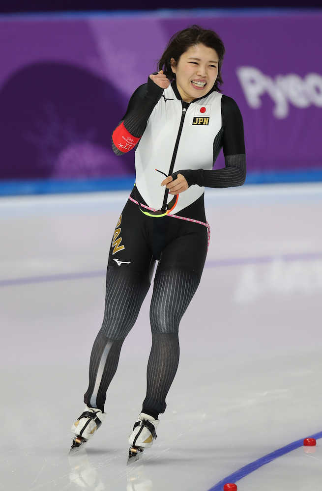 女子３０００メートル、滑り終え笑顔でガッツポーズをする佐藤綾乃