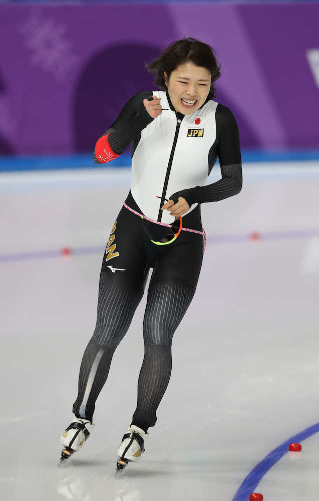 平昌五輪スピードスケート女子３０００メートル　滑り終えガッツポーズをする佐藤