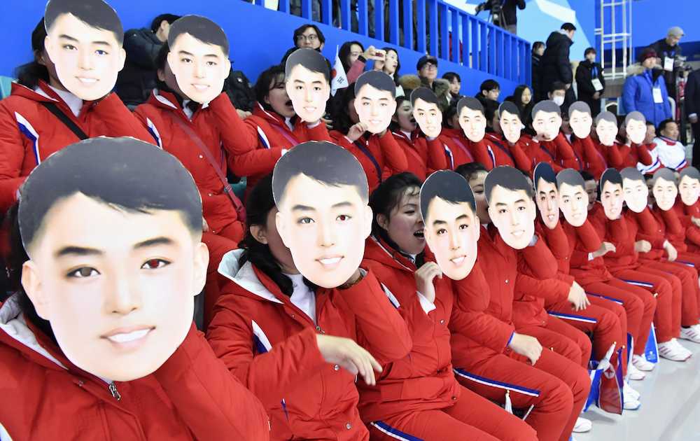 アイスホッケー女子の南北合同チームの試合で、男性のお面をかぶって歌う北朝鮮応援団