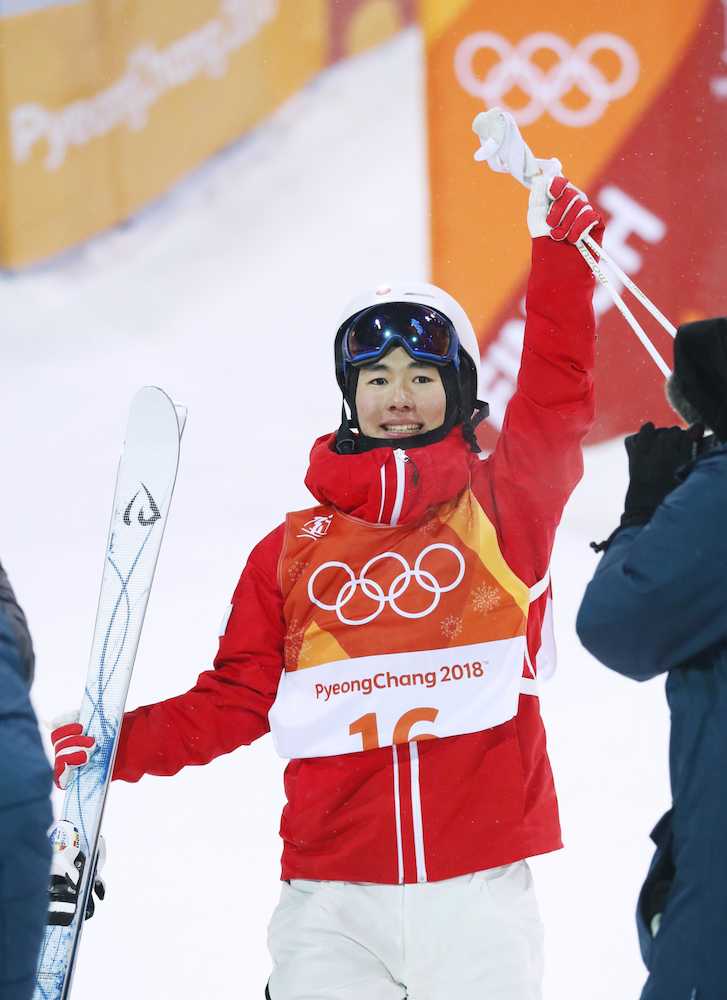 平昌五輪のフリースタイルスキー男子モーグルで銅メダルを獲得し、ガッツポーズする原大智