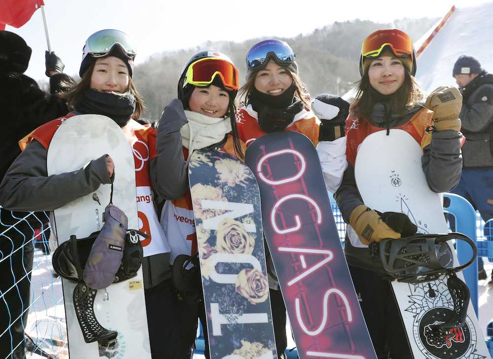 女子スロープスタイル決勝を終え、笑顔の（左から）鬼塚雅、岩渕麗楽、広野あさみ、藤森由香