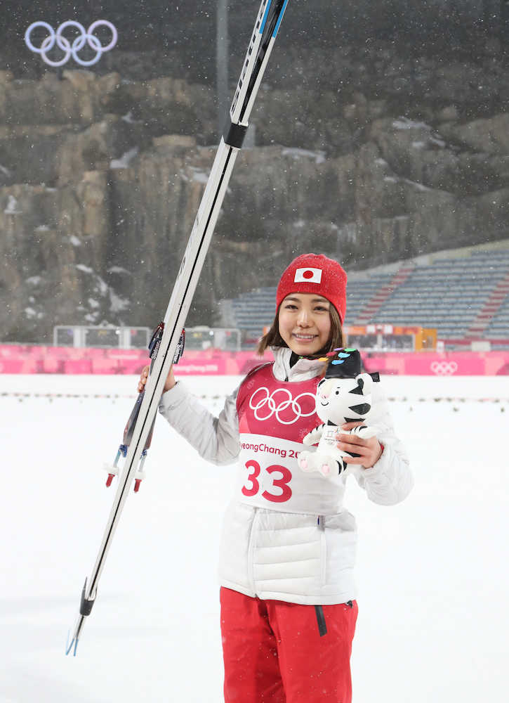 ＜平昌冬季五輪・スキー女子ジャンプ決勝＞銅メダルを獲得し、ポーズを決める高梨沙羅