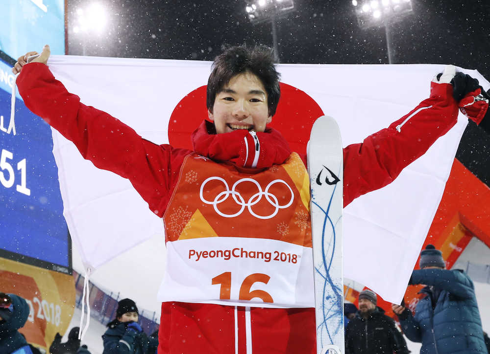 平昌五輪のフリースタイルスキー男子モーグルで銅メダルを獲得し、日の丸を掲げる原