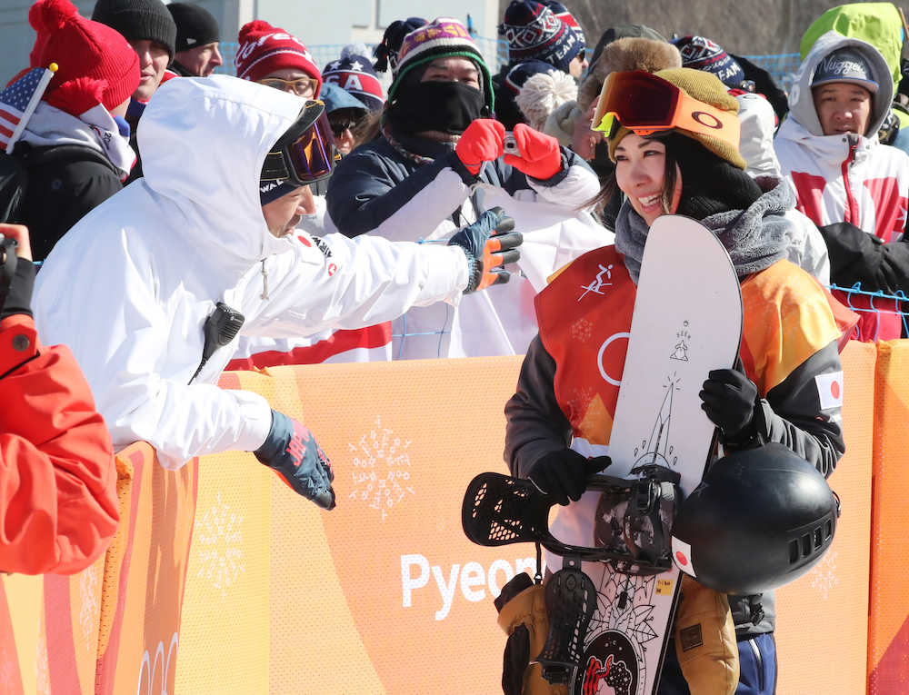 ＜平昌冬季五輪・スノーボード女子スロープスタイル決勝＞競技を終えて労われ、笑顔を見せる藤森由香