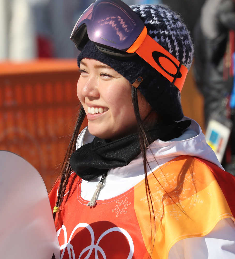 スノーボード女子ハーフパイプ決勝、６位となり笑顔を見せる松本遥奈