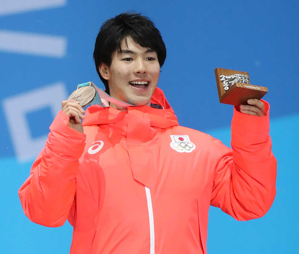 平昌冬季五輪・スキー男子モーグルメダルセレモニーで銅メダルを手に笑顔の原