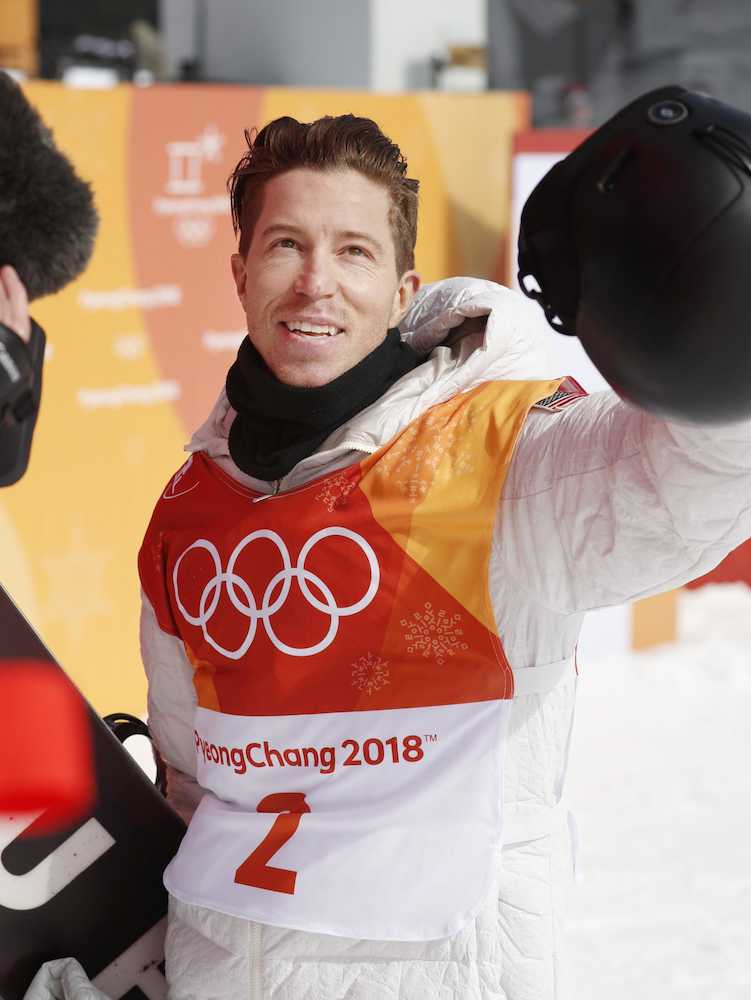 平昌五輪スノーボード男子ハーフパイプ予選で演技後、笑顔を見せるホワイト