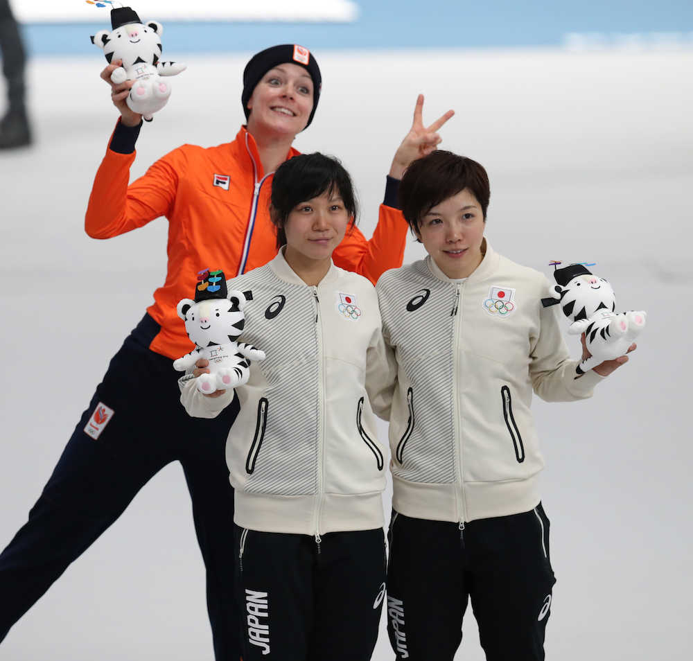 スピードスケート女子１０００メートル、銀メダルの小平（右）と銅メダルの高木美（中央）（奥は金メダルの
モルテルス）