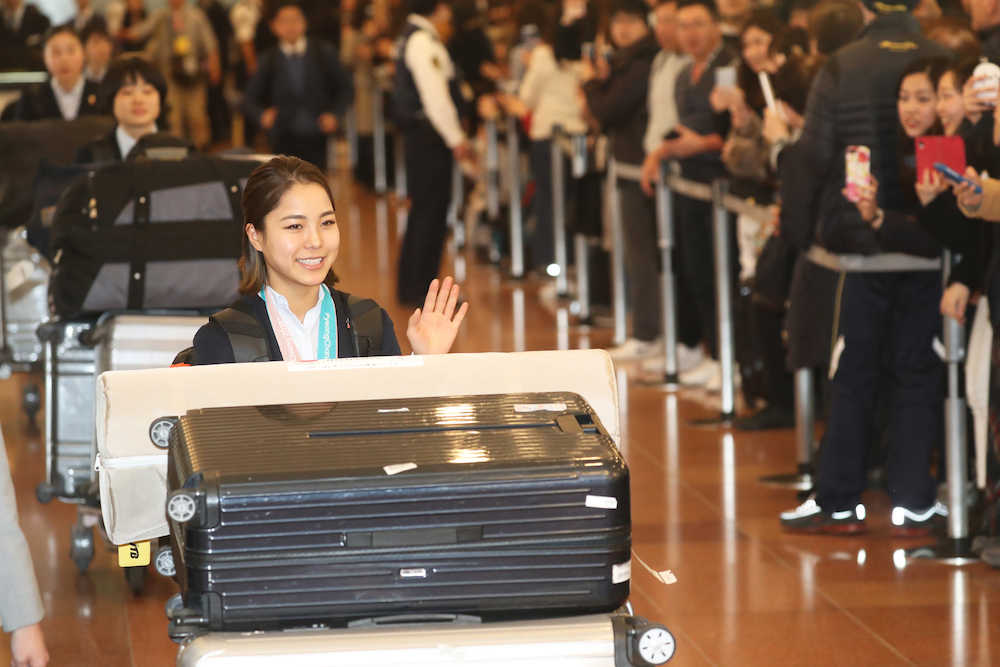 大勢のファンの声援を受けながら羽田空港に到着した高梨