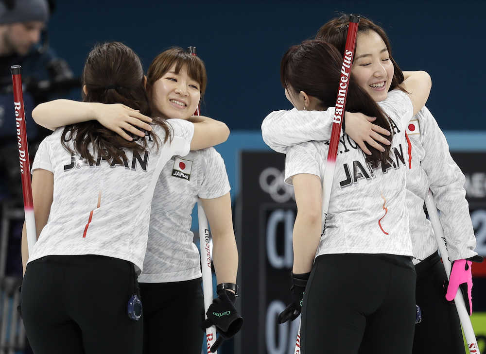 デンマークを８−５で下して開幕２連勝を飾った日本女子は、試合後、勝利のハグ（ＡＰ）