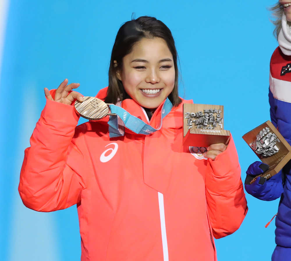 平昌冬季五輪・スキー女子ジャンプメダルセレモニーで銅メダルを手に笑顔の高梨