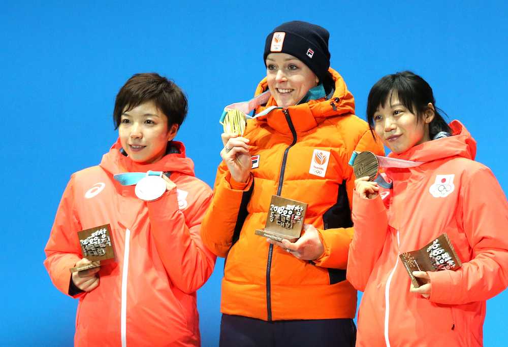 平昌五輪スピードメダルセレモニーでメダルを授与された女子１０００メートルの（左から）２位の小平、優勝したテルモルス、３位の高木