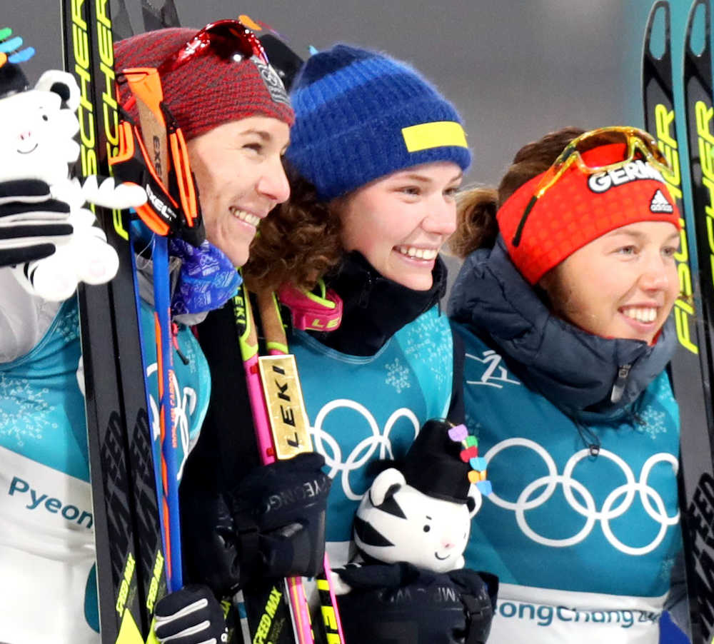 　バイアスロン女子１５キロで初優勝し、笑顔を見せるスウェーデンのハンナ・オベリ（中央）