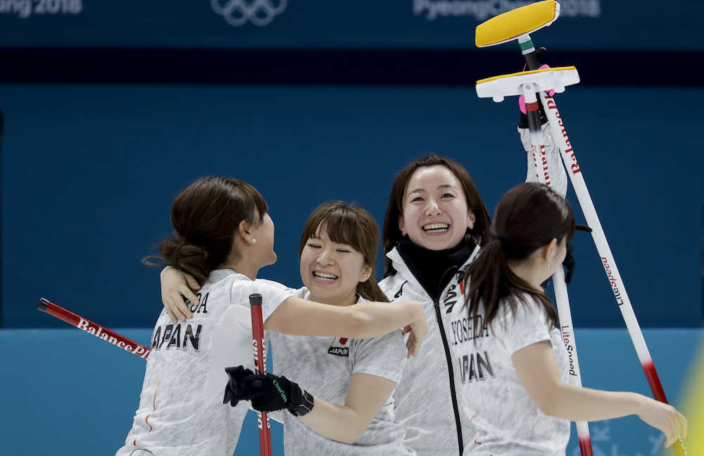韓国に勝利し喜ぶ（左から）吉田知、鈴木、藤沢、吉田夕のカーリング女子日本チーム（ＡＰ）