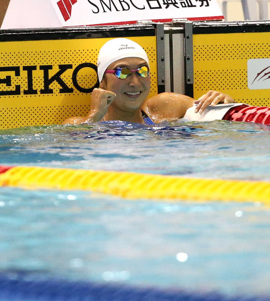 ＜コナミオープン水泳競技大会＞女子２００Ｍ自由形で日本新記録を出した池江はガッツポーズ