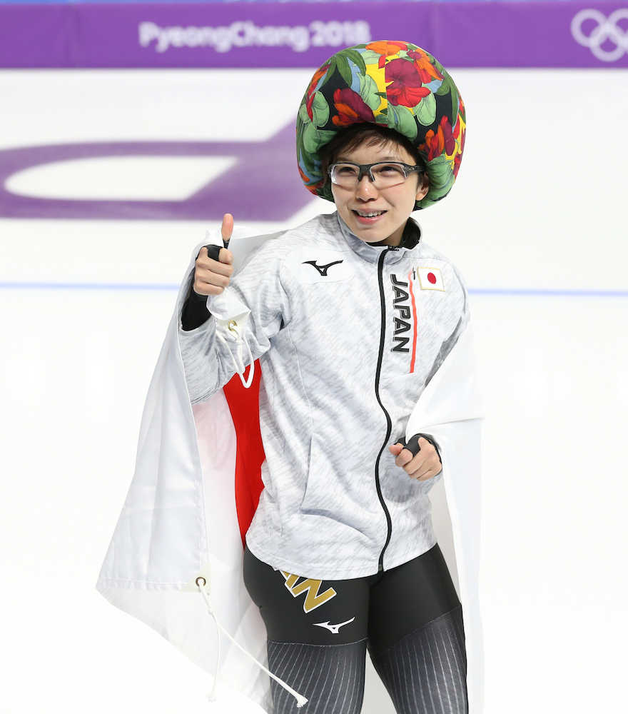 ＜平昌五輪スピードスケート＞女子５００メートル、李相花から渡された帽子を被り笑顔の小平奈緒