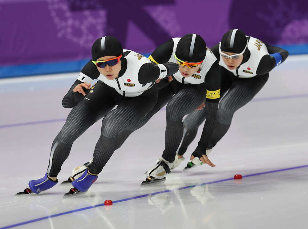 ＜平昌五輪スピードスケート＞女子団体追い抜き予選、滑走する（左から）高木美帆、佐藤綾乃、高木菜那