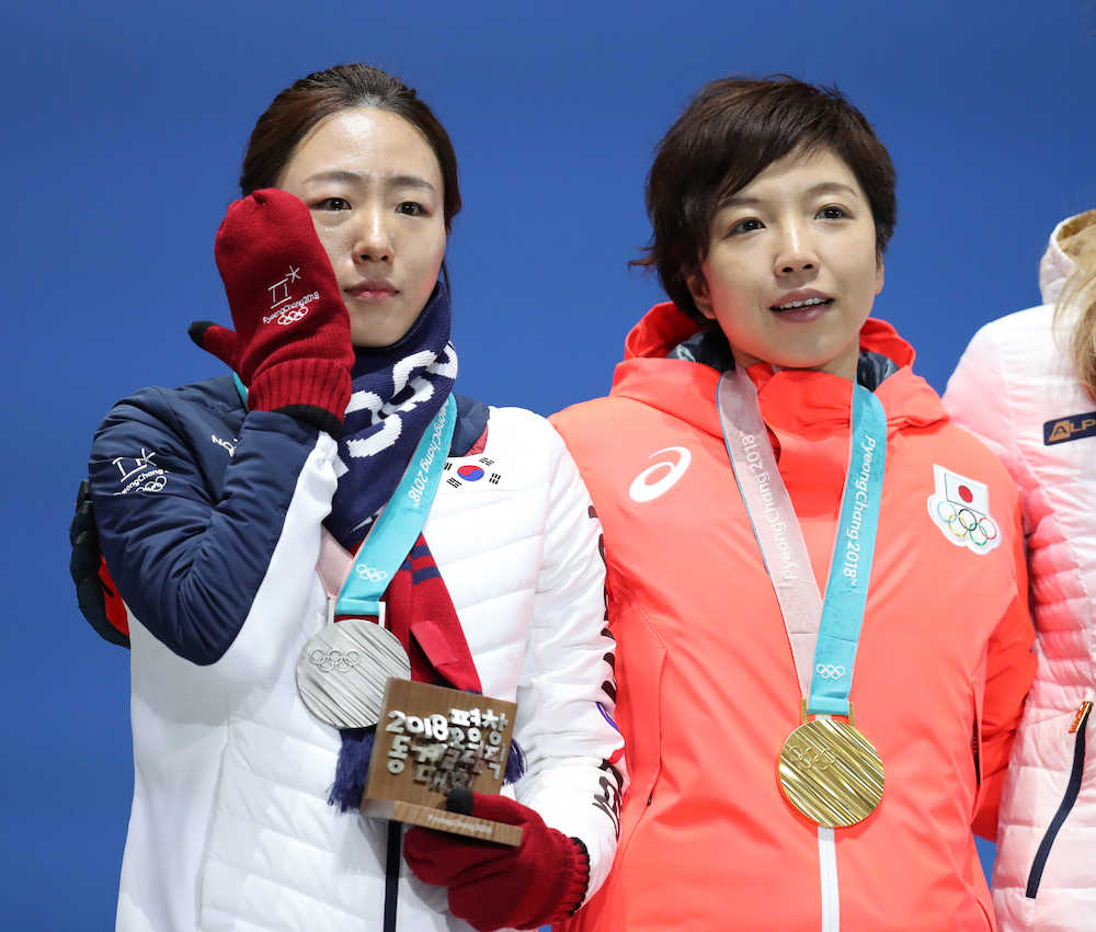 メダル授与式で金メダルをかける小平奈緒（右）と涙を流す銀メダルの李相花