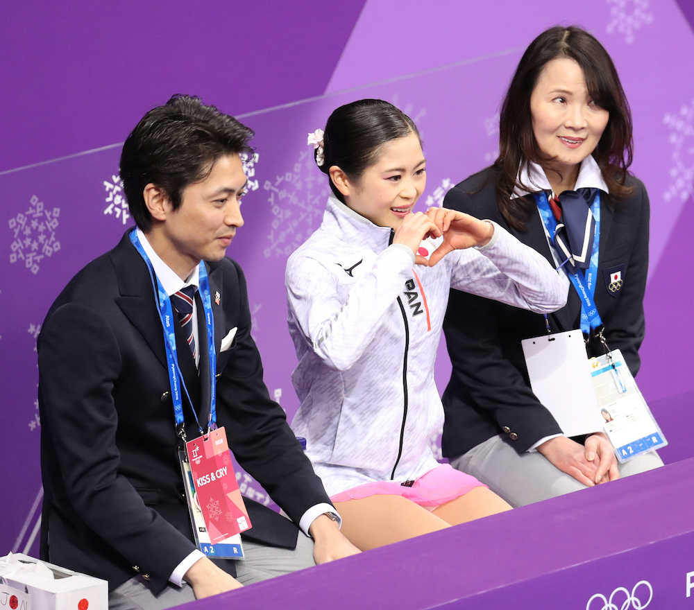 女子ＳＰ、手でハートマークを作る宮原知子（左から２人目）と浜田コーチ（右）、田村コーチ（撮影・小海途　良幹）