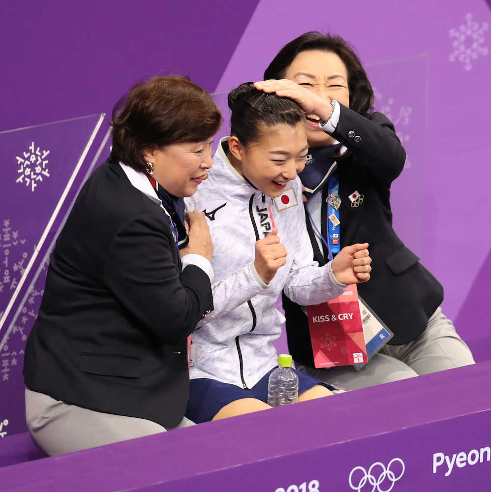 女子ＳＰ、得点を確認し喜ぶ（左から）中野コーチ、坂本花織、グレアムコーチ（撮影・小海途　良幹）