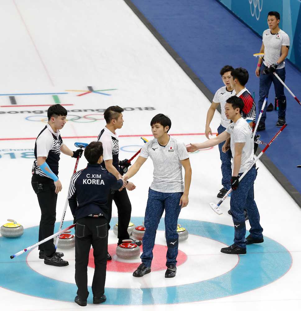 １次リーグ敗退が決まり、韓国選手と握手する両角友（左から４人目）ら日本