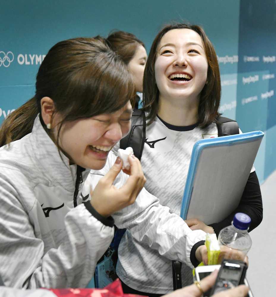 試合後に準決勝進出が決まり、笑顔のカーリング女子・吉田知（左）と藤沢