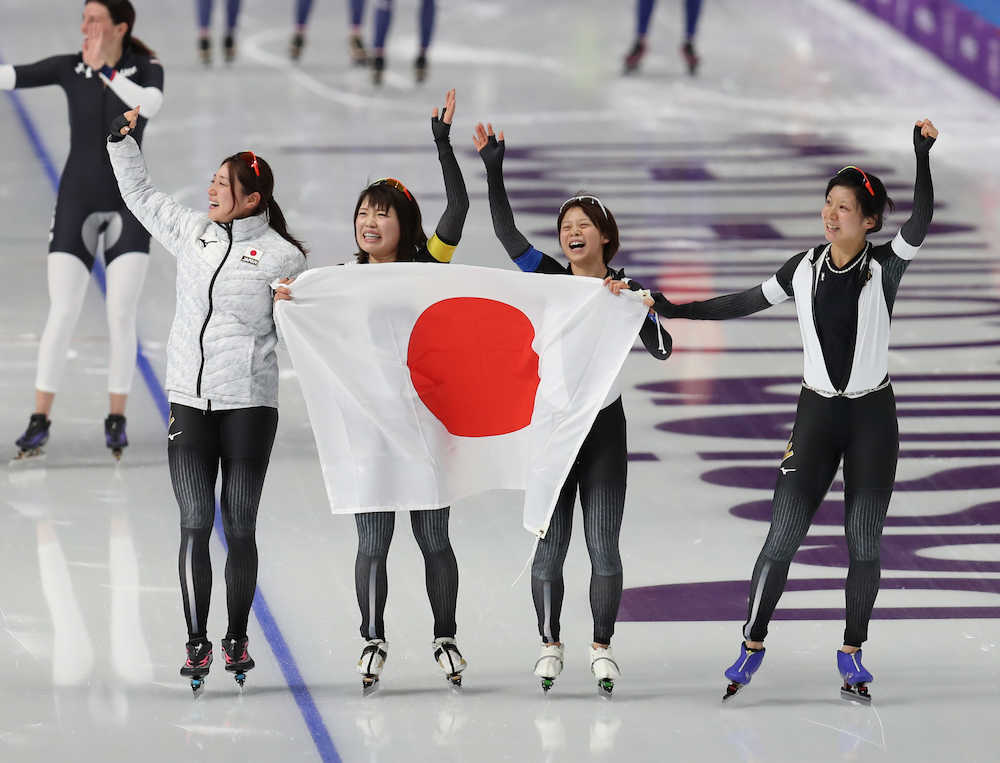 金メダルを獲得し笑顔の（右から）高木美、高木菜、佐藤、菊池彩
