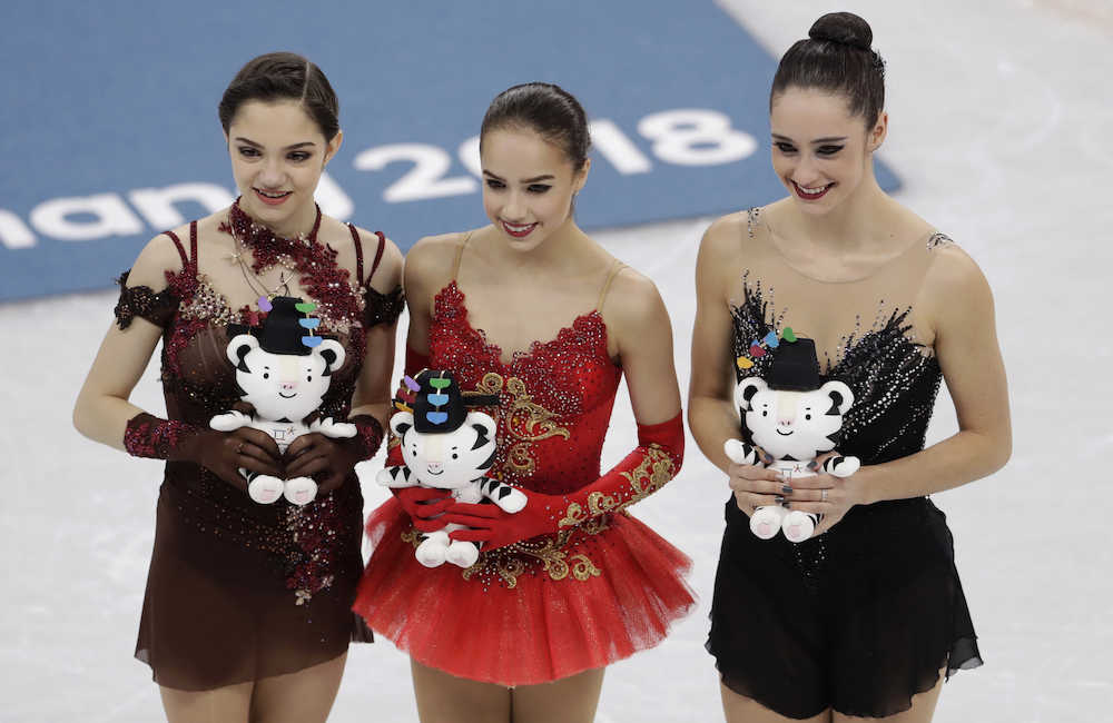 フィギュアスケート女子で金メダルに輝いたザギトワ（中央）。左は銀メダルのメドベージェワ、右は銅のオズモンド