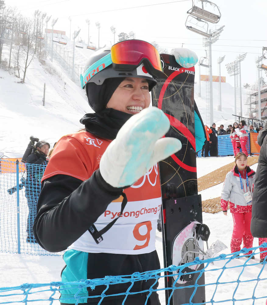 ＜平昌冬季五輪・スノーボード女子パラレル大回転＞競技を終え、スタンドの声援に笑顔で応える竹内智香