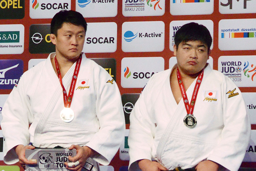 ＧＳデュッセルドルフ大会の男子１００キロ超級決勝で、両者反則負けでともに準優勝となった原沢久喜（左）と王子谷剛志