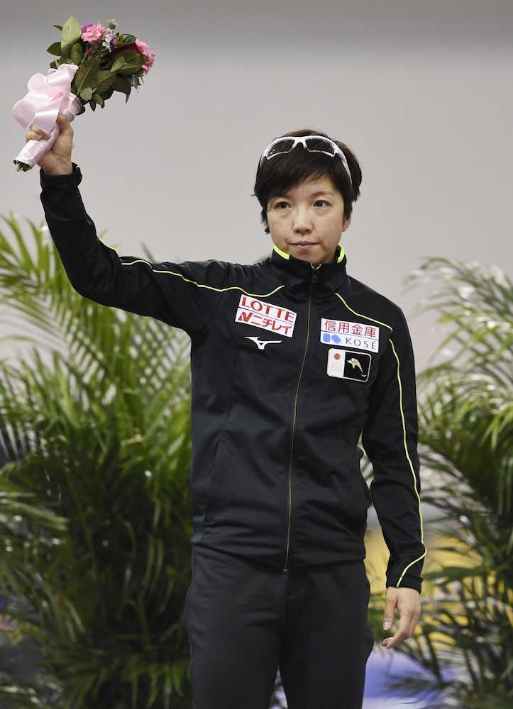 世界スプリント第１日　女子５００メートル１回目で１位になり、歓声に応える小平奈緒