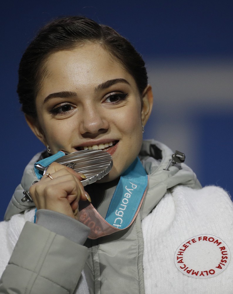 平昌五輪のフィギュアスケート女子で銀メダルのエフゲニア・メドベージェワ。胸のあたりを覆う白い布の下に実は…（ＡＰ）