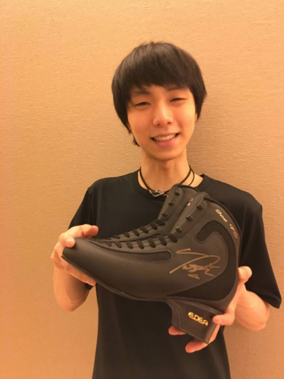 羽生のサイン入りスケート靴、オークションで3500万円突破 入札額暴騰 