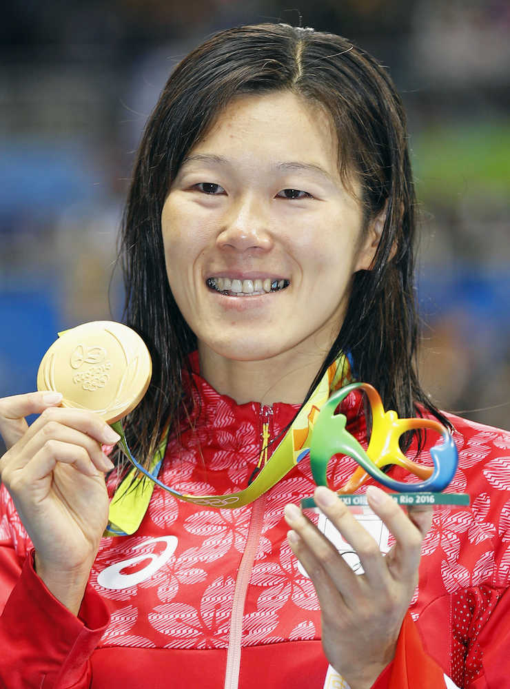 ２０１６年リオデジャネイロ五輪の競泳女子２００メートル平泳ぎで優勝し、金メダルを手に笑顔の金藤理絵（共同）