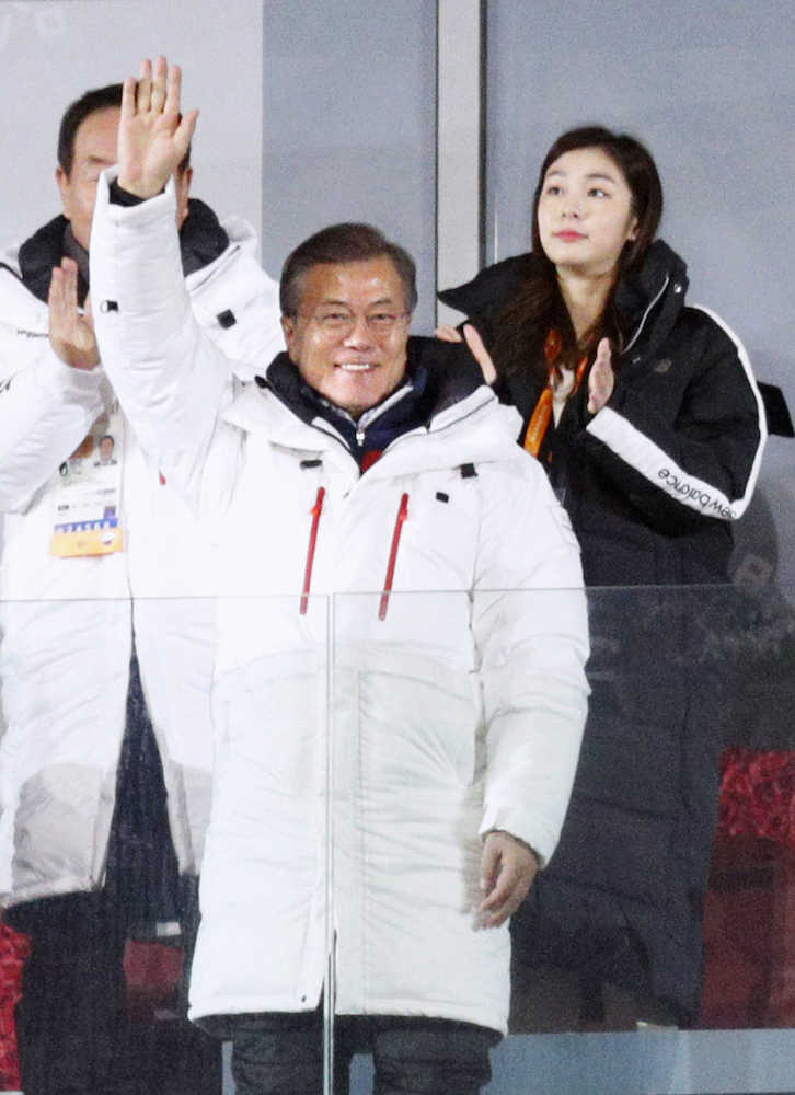 平昌冬季パラリンピックの開会式に出席し、手を振る韓国の文在寅大統領。右後ろはキム・ヨナさん