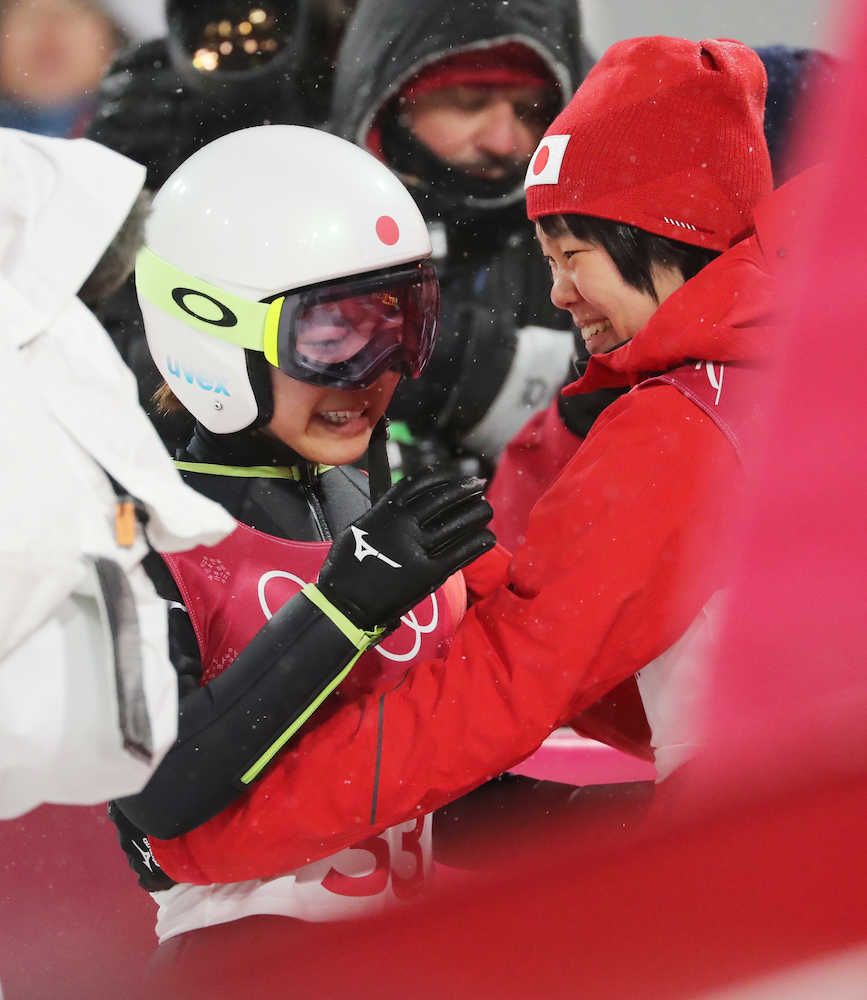 平昌冬季五輪・スキー女子ジャンプ決勝で銅メダルに涙を流す高梨と、笑顔で祝福する伊藤