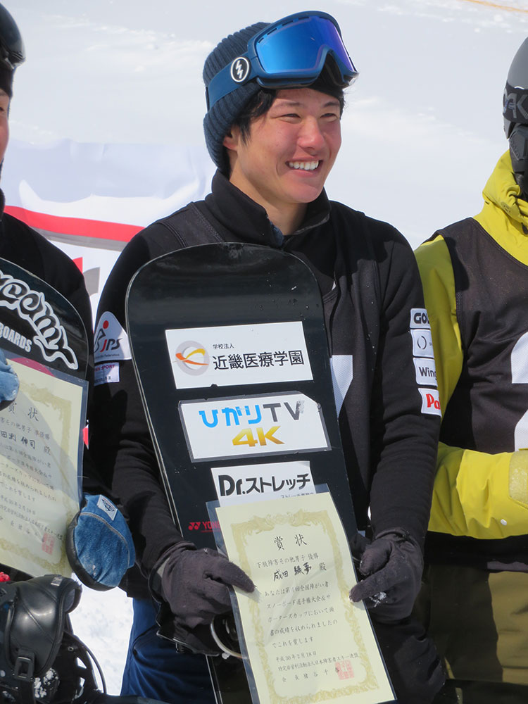 ２月、障がい者スノーボード全国選手権のスノーボード・クロス決勝、下肢障がいで優勝し、表彰式で笑顔を見せる成田緑夢