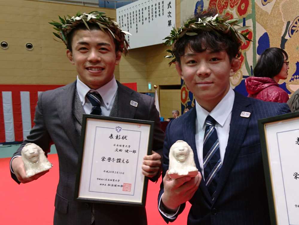 日体大の卒業式に出席した樋口黎（右）と文田健一郎