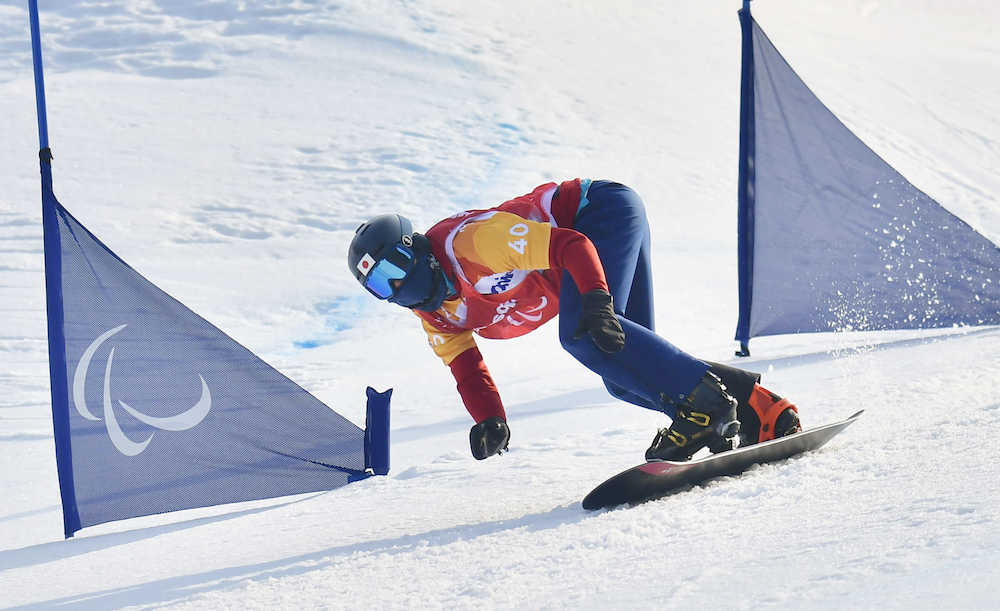 スノーボードクロス男子下肢障害準々決勝　滑走する成田緑夢