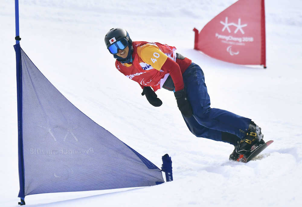 スノーボードクロス男子下肢障害準決勝で滑走する成田緑夢