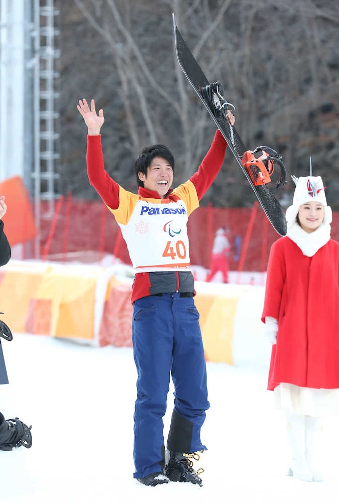 平昌パラリンピック男子スノーボードクロス（下肢障がい）で銅メダルを獲得し喜ぶ成田