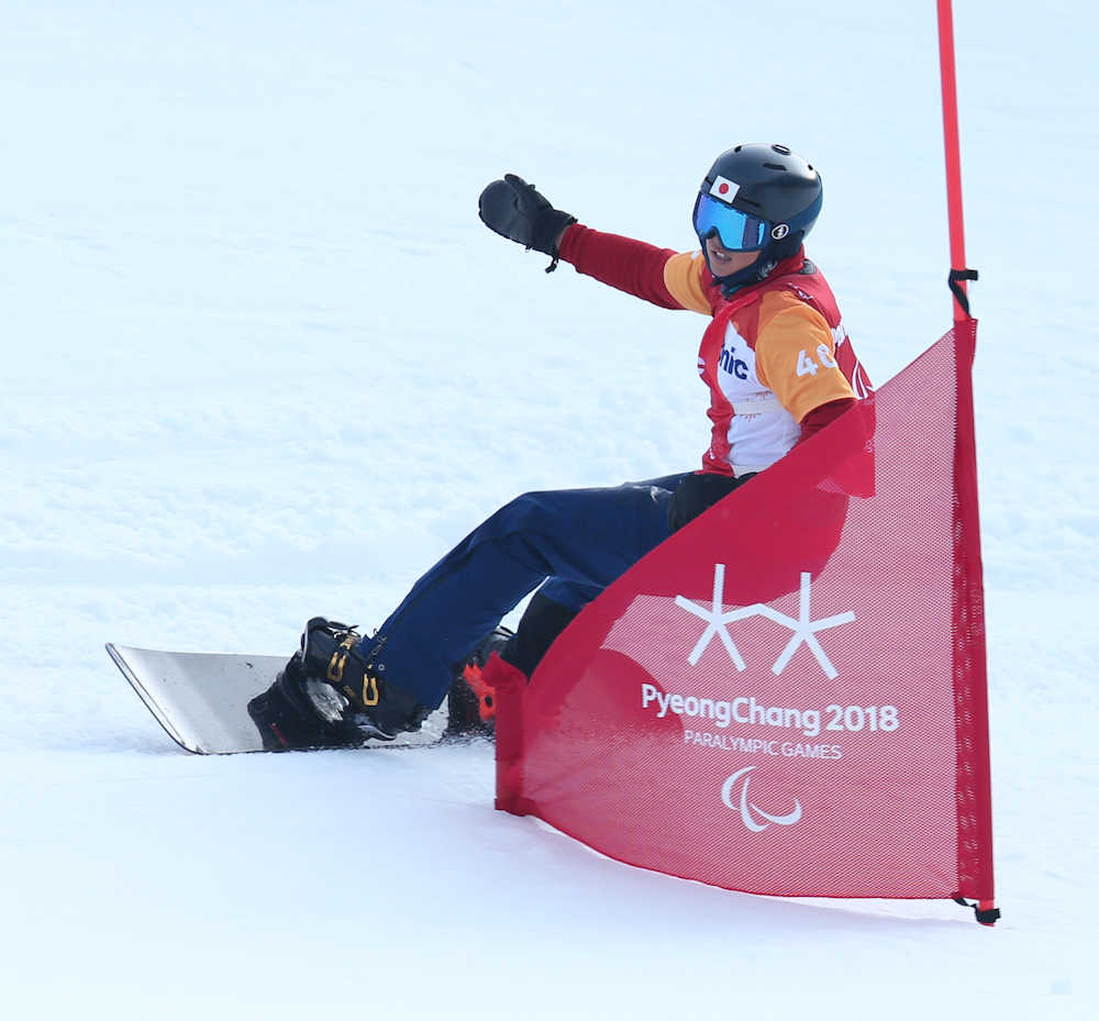 平昌パラリンピック男子スノーボードクロス（下肢障がい）で安定した滑りを見せる成田