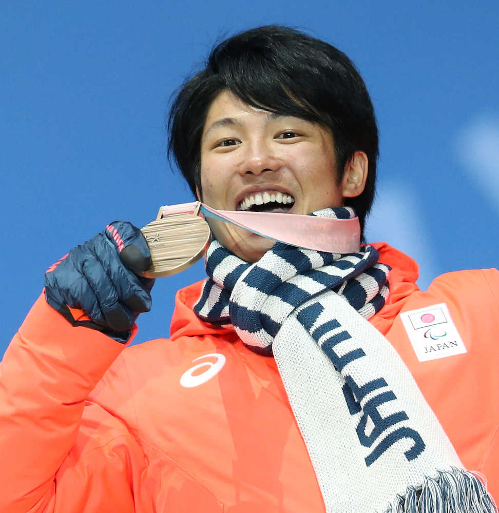 平昌パラリンピック男子スノーボードクロス（下肢障がい）で銅メダルを獲得し喜ぶ成田