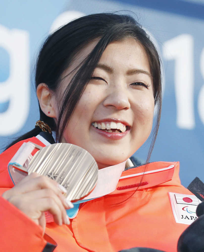 平昌冬季パラリンピックのアルペンスキー女子スーパー複合座位で獲得した銅メダルを手に笑顔の村岡